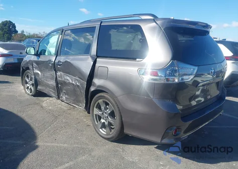 2018 Toyota Sienna Se 8 Passenger z USA, uszkodzony, nr VIN 5TDXZ3DC1JS942275